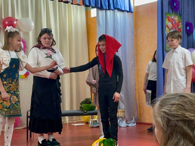 Театральная постановка к 8 марта «Красная шапочка».