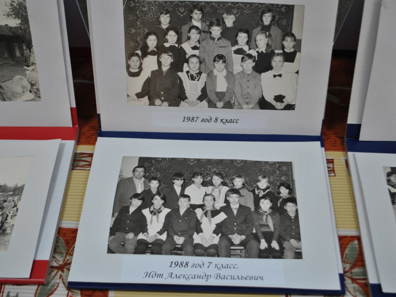 Выставка фотографий выпускников школы разных лет.
