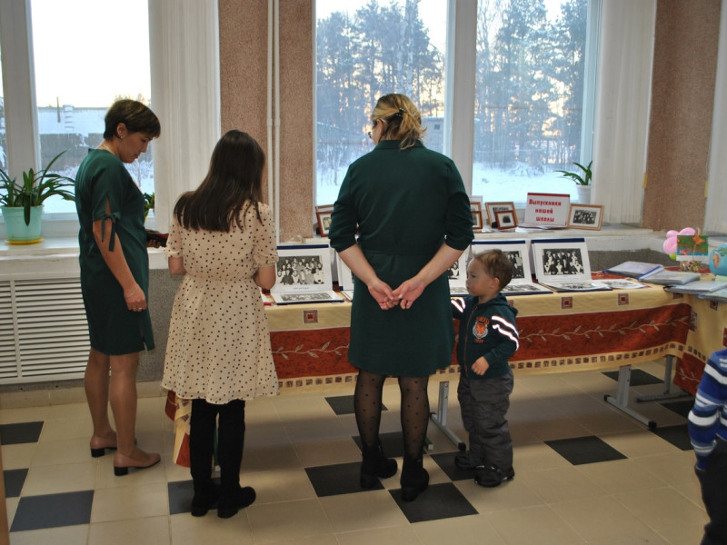 Выставка фотографий выпускников школы разных лет.